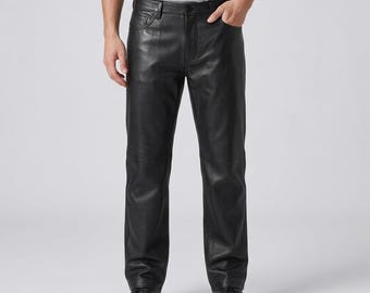 Peut inclure: Pantalon en cuir noir doté d'une coupe classique à cinq poches, d'une fermeture à bouton et à glissière, et de passants de ceinture. Le pantalon présente une coupe droite avec des coutures horizontales visibles aux genoux et une finition lisse.