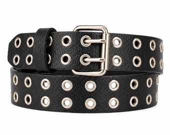 Peut inclure: Ceinture noire avec deux rangées d'œillets argentés. La ceinture est dotée d'une boucle argentée et est fabriquée en matière texturée. Accessoire de mode.