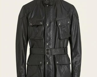 Peut inclure: Une veste en cuir noir dotée d'un col montant avec une patte à boucle, d'une patte de boutonnage frontale, de quatre grandes poches à rabat avec boutons-pression et d'une ceinture ajustable assortie avec une boucle en métal.