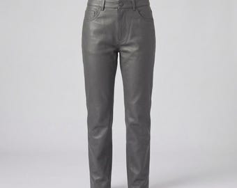 Peut inclure: Un pantalon en cuir gris uni doté d'une taille haute, d'une fermeture à bouton et à glissière, de deux poches avant et de deux poches arrière. Le pantalon présente une coupe droite et une finition lisse et mate sur tout le vêtement.