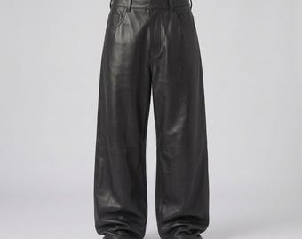 Peut inclure: Un pantalon large en cuir noir lisse. Ce vêtement présente une taille haute avec des passants de ceinture, une fermeture éclair sur le devant, deux poches latérales et une couture horizontale au niveau des cuisses sur chaque jambe.