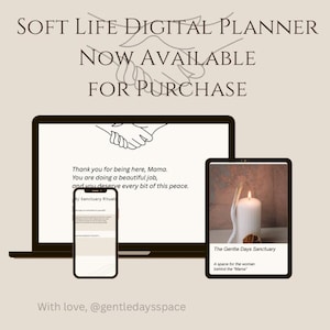 Może przedstawiać: Reklama cyfrowego planera z laptopem, tabletem i smartfonem. Tekst brzmi "Soft Life Digital Planner, Now Available For Purchase." Na laptopie wyświetlany jest tekst: "Dziękuję, że tu jesteś, Mamo. Wykonujesz wspaniałą pracę." Tablet pokazuje zapaloną świecę.