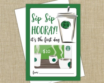 Puede incluir: Tarjeta de regalo verde y blanca para una cafetería con el texto "Sip Sip HOORAY! it's the first day" y un saldo de tarjeta de regalo de 10 €.