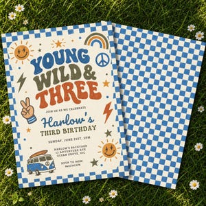 Könnte beinhalten: Eine rechteckige Geburtstagseinladungskarte mit einem blau-weißen Karomuster am Rand. Der Text lautet Young Wild & Three, Harlow's Third Birthday, Sunday, June 21st, 2pm, Harlow's Backyard, 12 Adventure Ave, Ocean Grove, VIC, RSVP to Mom 0412 345 678.