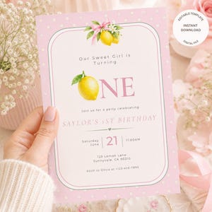 Könnte beinhalten: Eine rechteckige Geburtstagseinladungskarte mit hellrosa Hintergrund und weißen Punkten. Das Design enthält gelbe Zitronenillustrationen, ein rosa Band und den Text Our Sweet Girl is Turning ONE, Saylor's 1st Birthday.