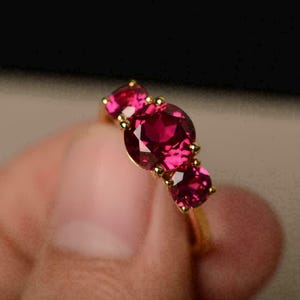 Anillo de oro amarillo de 14 quilates con rubí natural redondo de 3,00 quilates y diamantes, certificado por IGL. Regalo de aniversario.