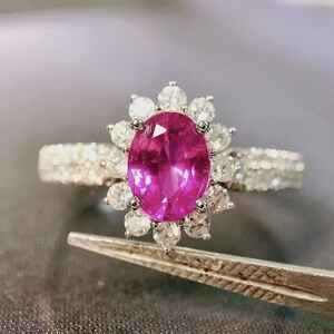 Anillo de oro blanco de 14 quilates con rubí natural ovalado de 2,70 quilates y diamantes, certificado por IGL. Regalo de aniversario.