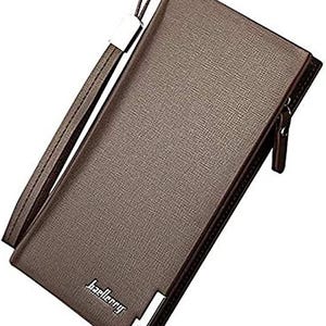 Puede incluir: Una cartera marrón con superficie texturizada y correa de muñeca. La cartera tiene cierre de cremallera y un acento metálico plateado. La marca "baellerry" es visible en la parte delantera.