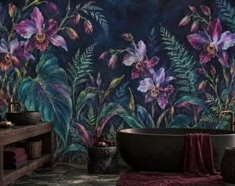 Op de afbeelding: Een badkamerwand met een donkerblauwe achtergrond, grote paarse orchideeën en groene varenbladeren. De scène bevat een zwart ovaal bad, een donkerhouten wastafelmeubel met een zwarte waskom en een kleine stenen kruk voor een sfeervol geheel.
