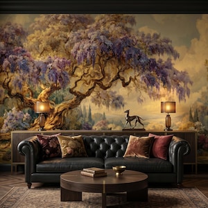 Könnte beinhalten: Ein luxuriöses Wohnzimmer mit einem großen, detaillierten Wandbild eines Baumes mit lila Blüten. Vor einem Holzschrank steht ein schwarzes Ledersofa mit dekorativen Kissen. Zwei Lampen und eine Bronzestatue eines Hundes stehen auf dem Schrank.