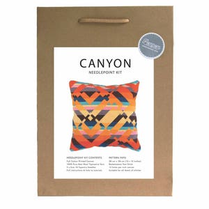 Puede incluir: Un kit de punto de aguja con un patr&oacute;n geom&eacute;trico colorido en el lienzo. El kit incluye un lienzo impreso, hilo, agujas e instrucciones. El patr&oacute;n se llama "Canyon".