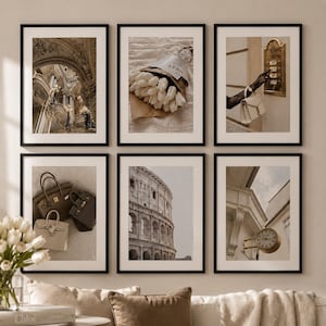 Puede incluir: Un conjunto de seis l&aacute;minas enmarcadas para pared con fotograf&iacute;as en tonos neutros de un interior ornamentado, un ramo de tulipanes blancos, una mano pulsando un timbre, tres bolsos, el Coliseo y un reloj exterior en una fachada.