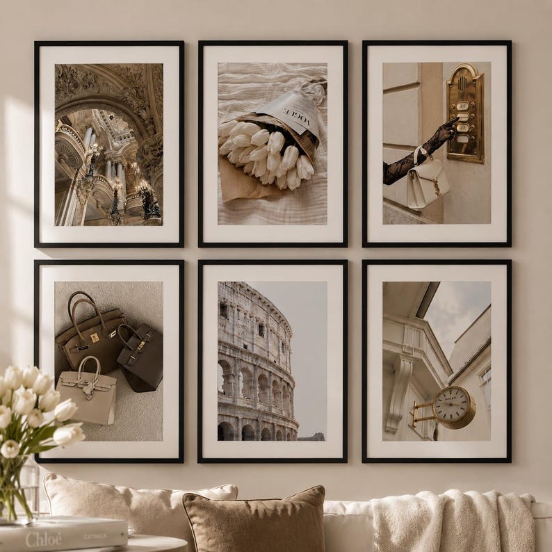 Puede incluir: Un conjunto de seis l&aacute;minas enmarcadas para pared con fotograf&iacute;as en tonos neutros de un interior ornamentado, un ramo de tulipanes blancos, una mano pulsando un timbre, tres bolsos, el Coliseo y un reloj exterior en una fachada.