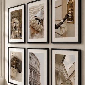 Puede incluir: Un conjunto de seis l&aacute;minas enmarcadas con fotograf&iacute;as en tonos neutros. Las im&aacute;genes incluyen una escalera interior ornamentada, un ramo de tulipanes blancos, una mano presionando un interfono de lat&oacute;n, tres bolsos, el Coliseo y un reloj.