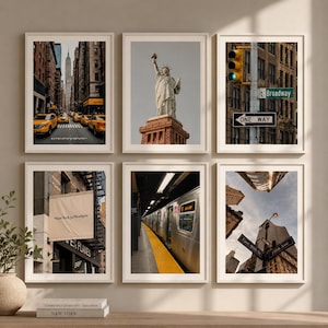 Può includere: Un set di sei stampe artistiche da parete incorniciate con scene di New York, tra cui taxi gialli su una strada cittadina, la Statua della Libertà, un cartello di Broadway, un'insegna New York or Nowhere, una metropolitana e una vista urbana.