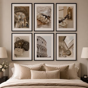 Puede incluir: Un conjunto de seis l&aacute;minas enmarcadas con fotograf&iacute;as en tonos neutros de un interior ornamentado, tulipanes blancos en papel, una mano presionando un bot&oacute;n de intercomunicador dorado, tres bolsos de cuero, el Coliseo y un reloj exterior.
