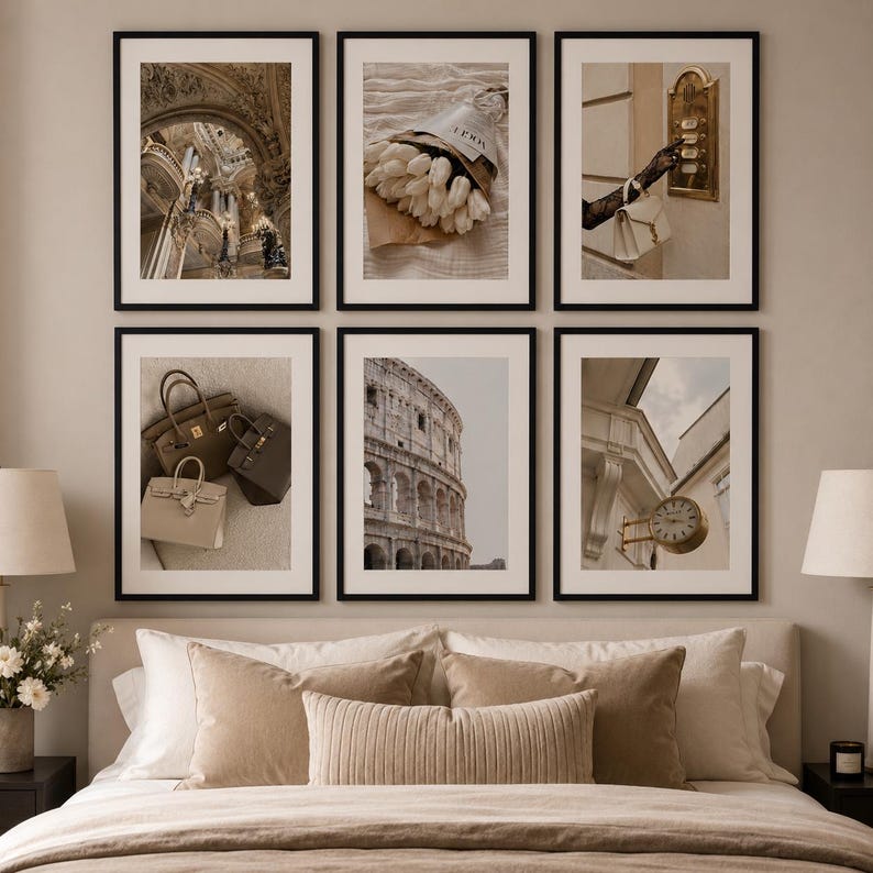Puede incluir: Un conjunto de seis l&aacute;minas enmarcadas con fotograf&iacute;as en tonos neutros de un interior ornamentado, tulipanes blancos en papel, una mano presionando un bot&oacute;n de intercomunicador dorado, tres bolsos de cuero, el Coliseo y un reloj exterior.