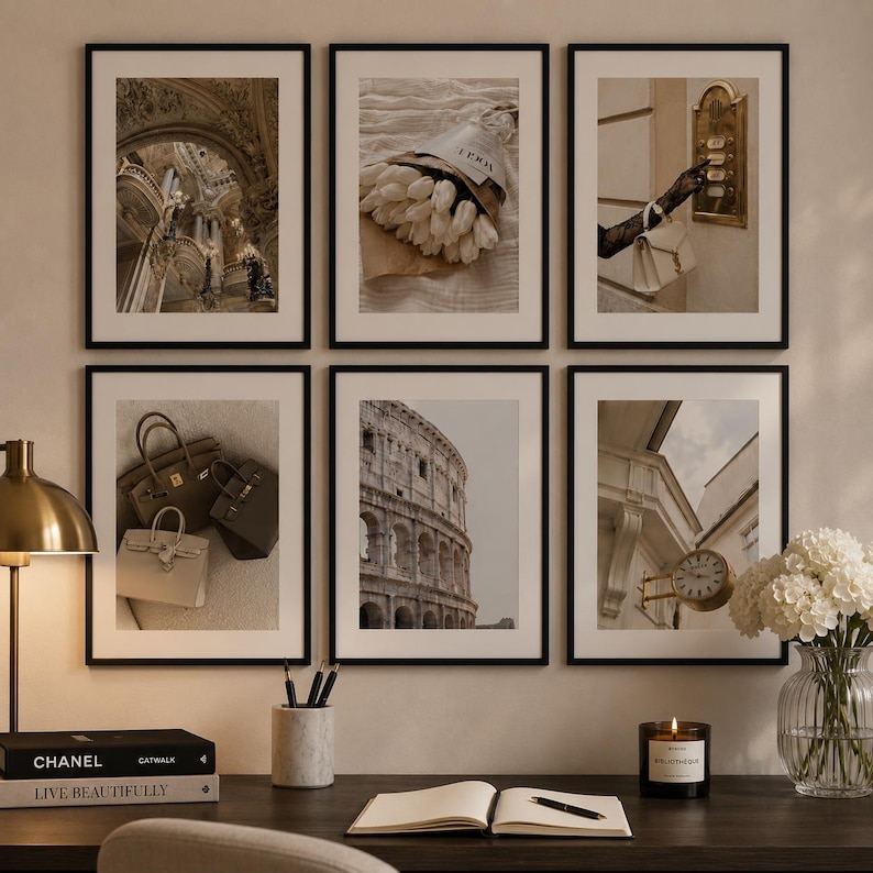 Puede incluir: Un conjunto de seis l&aacute;minas enmarcadas con fotograf&iacute;as en tonos neutros de interiores arquitect&oacute;nicos, un ramo de tulipanes blancos, una mano presionando un timbre, bolsos de lujo, el Coliseo y un reloj de calle, dispuestos en dos filas.