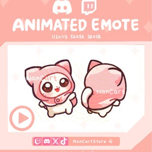 Può includere: Un'emote animata con un personaggio gatto bianco che indossa un mantello rosa con cappuccio. Il personaggio è mostrato di fronte con un'espressione sorridente e di schiena con una coda visibile. Il testo include ANIMATED EMOTE, 112x112, 56x56, 28x28, NanCart e nanartstore.myshopify.com.