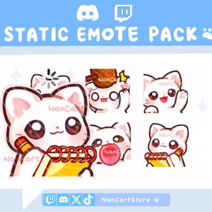 Può includere: Un pacchetto di emote statiche digitali con un personaggio gatto bianco dagli occhi grandi e scuri. Le emote mostrano il gatto che scrive su un taccuino giallo, tiene un martello di legno, saluta e soffia una bolla rossa. Testo: STATIC EMOTE PACK.