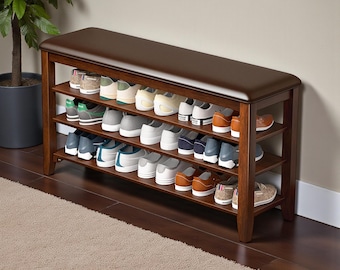 Op de afbeelding: Een donkerbruine schoenenbank met een gewatteerde zitting. De plank heeft drie planken gevuld met diverse schoenen. Het frame is van hout. De bank staat op een lichtbruin tapijt en een donkerbruine houten vloer.