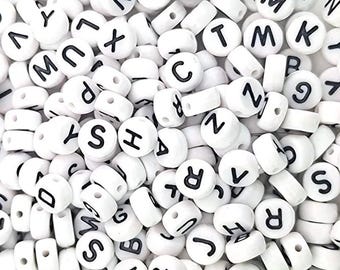 Buchstabenperlen 7 × 4 mm, Acrylperlen weiß, flache runde Perlen mit Buchstaben A–Z, einzeln oder gemischt, 100 Stück
