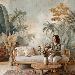 Puede incluir: Un mural de pared que presenta una escena de selva tropical con grandes hojas de plátano, palmeras y tonos tierra apagados. El mural muestra un acabado texturizado y desgastado en tonos verde salvia, beige y dorado como fondo de una estancia.