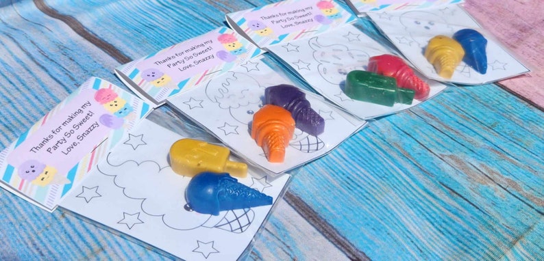 Puede incluir: Un conjunto de cuatro p&aacute;ginas para colorear con tem&aacute;tica de helados con crayones. Cada p&aacute;gina presenta un helado diferente y el texto "&iexcl;Gracias por hacer mi fiesta tan dulce! Con cari&ntilde;o, Snazzy".