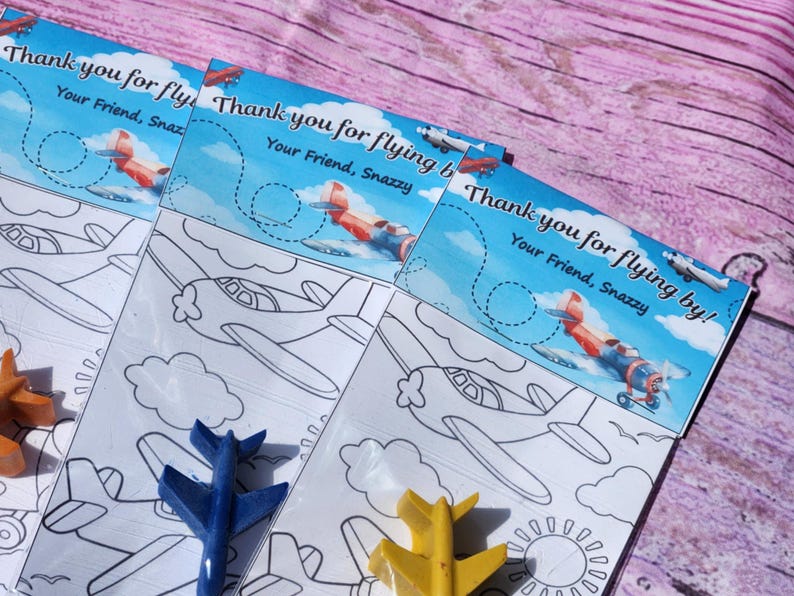 Puede incluir: Tres p&aacute;ginas para colorear con aviones, nubes y un sol. Cada p&aacute;gina tiene un mensaje de agradecimiento que dice "&iexcl;Gracias por volar!" y "Tu amigo, Snazzy".