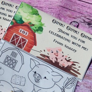 Peut inclure: Deux cartes de remerciement avec une illustration de cochon et de grange. Le texte sur la carte est "Oink! Oink! Oink! Merci d'avoir f&ecirc;t&eacute; avec moi! De: Snazzy".
