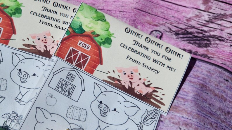 Peut inclure: Deux cartes de remerciement avec une illustration de cochon et de grange. Le texte sur la carte est "Oink! Oink! Oink! Merci d'avoir f&ecirc;t&eacute; avec moi! De: Snazzy".