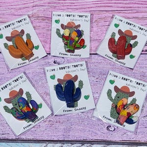 Crayons de couleurs pour la Saint-Valentin Rootin Tootin - Cartes personnalisées pour enfants - Saint-Valentin non toxiques pour la classe - Cadeaux de fête cactus - Thème western