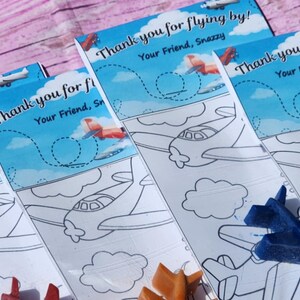 Puede incluir: Cuatro tarjetas de agradecimiento coloridas con un cielo azul y nubes blancas. Cada tarjeta tiene una imagen de un avi&oacute;n con una l&iacute;nea discontinua para colorear. El texto en las tarjetas dice "&iexcl;Gracias por volar!" y "Tu amigo, Snazzy".