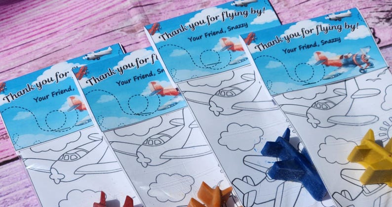 Puede incluir: Cuatro tarjetas de agradecimiento coloridas con un cielo azul y nubes blancas. Cada tarjeta tiene una imagen de un avi&oacute;n con una l&iacute;nea discontinua para colorear. El texto en las tarjetas dice "&iexcl;Gracias por volar!" y "Tu amigo, Snazzy".