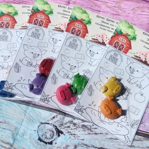 Peut inclure: Un ensemble de quatre pages &agrave; colorier repr&eacute;sentant un cochon et une grange. Chaque page est accompagn&eacute;e d'un petit crayon en forme de cochon d'une couleur diff&eacute;rente : bleu, rouge, vert et orange. Le texte sur la page est "Oink! Oink! Oink! Merci d'avoir f&ecirc;t&eacute; avec moi ! De Snazzy."