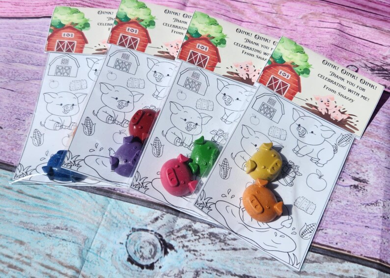 Peut inclure: Un ensemble de quatre pages &agrave; colorier repr&eacute;sentant un cochon et une grange. Chaque page est accompagn&eacute;e d'un petit crayon en forme de cochon d'une couleur diff&eacute;rente : bleu, rouge, vert et orange. Le texte sur la page est "Oink! Oink! Oink! Merci d'avoir f&ecirc;t&eacute; avec moi ! De Snazzy."