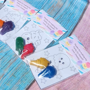 Puede incluir: Un conjunto de cuatro bolsas de regalo con una p&aacute;gina para colorear de un cono de helado y cuatro crayones. Las bolsas tienen un mensaje de agradecimiento que dice "Gracias por hacer mi fiesta tan dulce! Con cari&ntilde;o, Snazzy".
