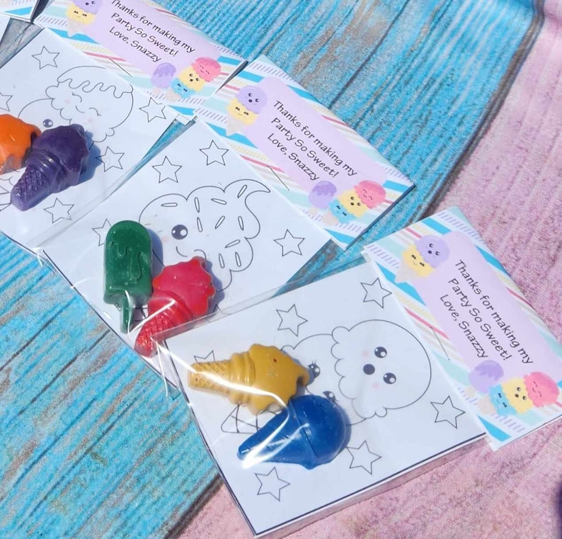 Puede incluir: Un conjunto de cuatro bolsas de regalo con una p&aacute;gina para colorear de un cono de helado y cuatro crayones. Las bolsas tienen un mensaje de agradecimiento que dice "Gracias por hacer mi fiesta tan dulce! Con cari&ntilde;o, Snazzy".