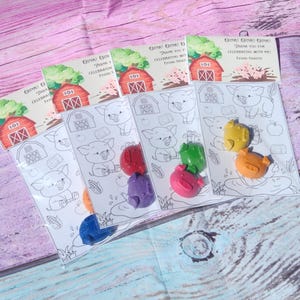 Peut inclure: Cinq crayons en forme de cochon color&eacute;s avec un mot de remerciement pour avoir c&eacute;l&eacute;br&eacute; avec le cochon. La note repr&eacute;sente une sc&egrave;ne de ferme avec une grange et un cochon. Les crayons sont emball&eacute;s dans un sac en plastique transparent.