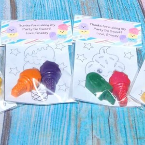 Puede incluir: Cuatro bolsas de pl&aacute;stico transparente con una p&aacute;gina para colorear y crayones en su interior. La p&aacute;gina para colorear es de un cono de helado. Los crayones son amarillo, naranja, azul, verde, morado y rojo. Las bolsas tienen una etiqueta de agradecimiento adjunta con el texto "Gracias por hacer mi Party Do Sweet! Love, Snazzy".