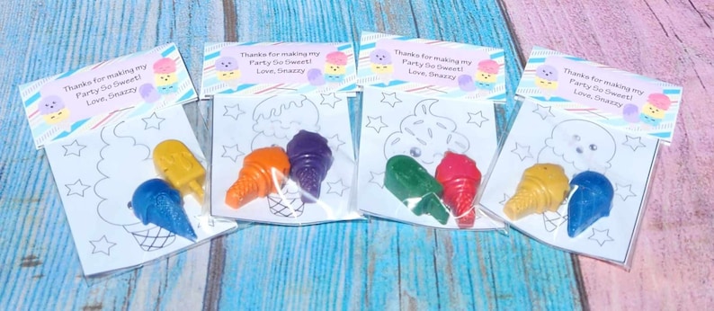 Puede incluir: Cuatro bolsas de pl&aacute;stico transparente con una p&aacute;gina para colorear y crayones en su interior. La p&aacute;gina para colorear es de un cono de helado. Los crayones son amarillo, naranja, azul, verde, morado y rojo. Las bolsas tienen una etiqueta de agradecimiento adjunta con el texto "Gracias por hacer mi Party Do Sweet! Love, Snazzy".