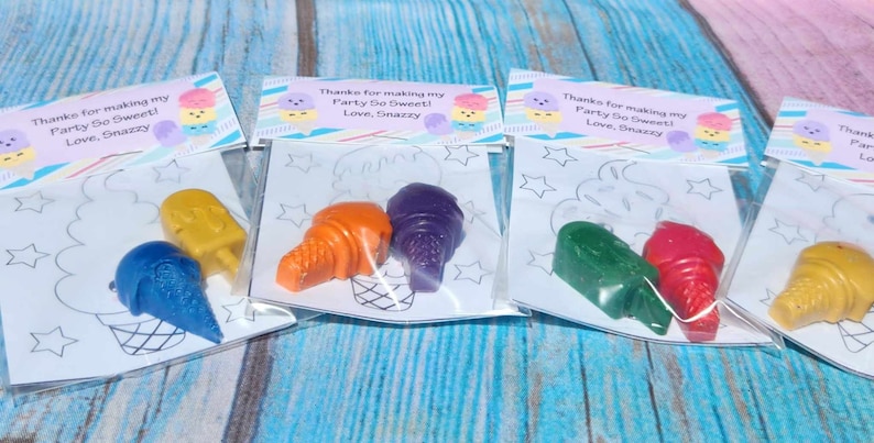 Puede incluir: Cinco peque&ntilde;as bolsas con etiquetas de agradecimiento que dicen "Gracias por hacer mi fiesta tan dulce! Con cari&ntilde;o, Snazzy". Cada bolsa contiene una peque&ntilde;a p&aacute;gina para colorear con un cono de helado y dos peque&ntilde;os crayones.