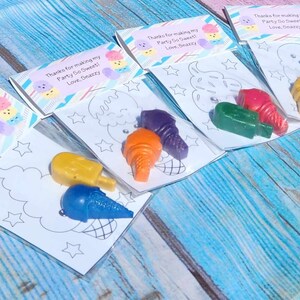 Puede incluir: Un conjunto de cuatro bolsas de regalo para fiestas con una p&aacute;gina para colorear de un cono de helado y crayones con forma de conos de helado. Las bolsas tienen un mensaje de agradecimiento que dice "&iexcl;Gracias por hacer mi fiesta tan dulce! Con cari&ntilde;o, Seazzy".