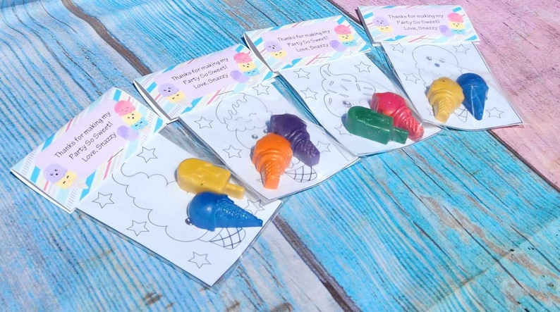 Puede incluir: Un conjunto de cuatro bolsas de regalo para fiestas con una p&aacute;gina para colorear de un cono de helado y crayones con forma de conos de helado. Las bolsas tienen un mensaje de agradecimiento que dice "&iexcl;Gracias por hacer mi fiesta tan dulce! Con cari&ntilde;o, Seazzy".
