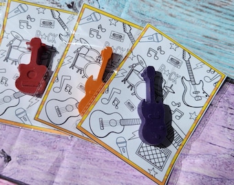 Crayons de couleur pour guitare : anniversaire rock n roll, thème musical