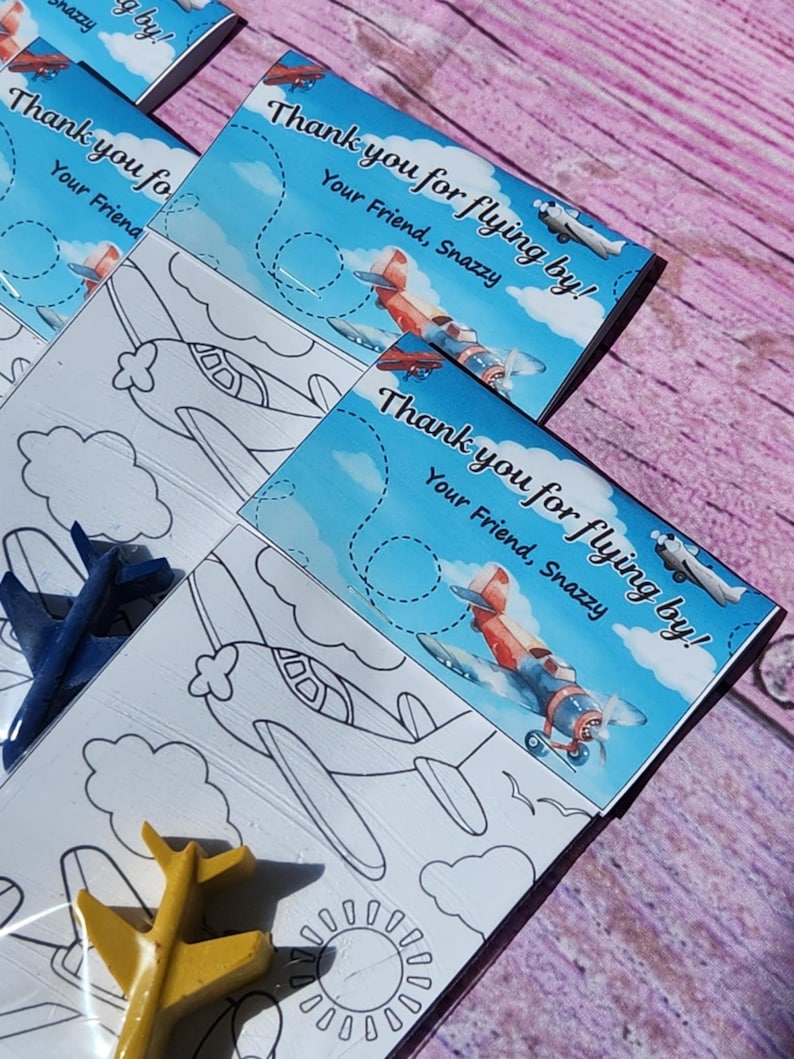 Puede incluir: Un conjunto de tres tarjetas de agradecimiento azules y blancas con un dise&ntilde;o de avi&oacute;n de dibujos animados. Las tarjetas dicen "&iexcl;Gracias por volar!" y "Tu amigo, Snazzy".