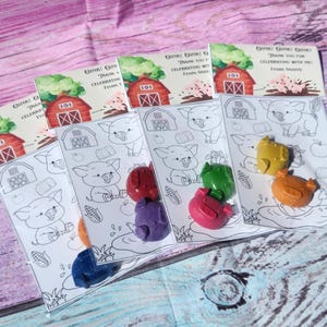 Peut inclure: Cinq petits sacs contenant des pages &agrave; colorier repr&eacute;sentant un cochon et une grange. Chaque sac comprend un jeu de cinq petits crayons en forme de cochons de diff&eacute;rentes couleurs&nbsp;: rouge, orange, jaune, vert et bleu. Les sacs comportent un message de remerciement pour avoir c&eacute;l&eacute;br&eacute; avec le cochon.