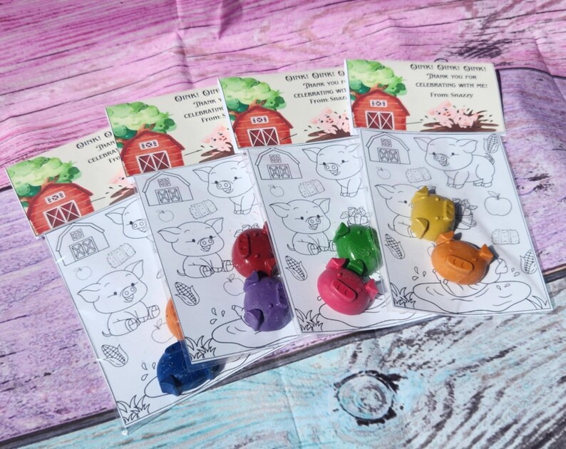 Peut inclure: Cinq petits sacs contenant des pages &agrave; colorier repr&eacute;sentant un cochon et une grange. Chaque sac comprend un jeu de cinq petits crayons en forme de cochons de diff&eacute;rentes couleurs&nbsp;: rouge, orange, jaune, vert et bleu. Les sacs comportent un message de remerciement pour avoir c&eacute;l&eacute;br&eacute; avec le cochon.