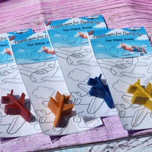 Puede incluir: Cuatro p&aacute;ginas para colorear con un avi&oacute;n y un mensaje de agradecimiento por volar. Cada p&aacute;gina incluye un peque&ntilde;o avi&oacute;n de pl&aacute;stico de un color diferente: rojo, naranja, azul y amarillo.