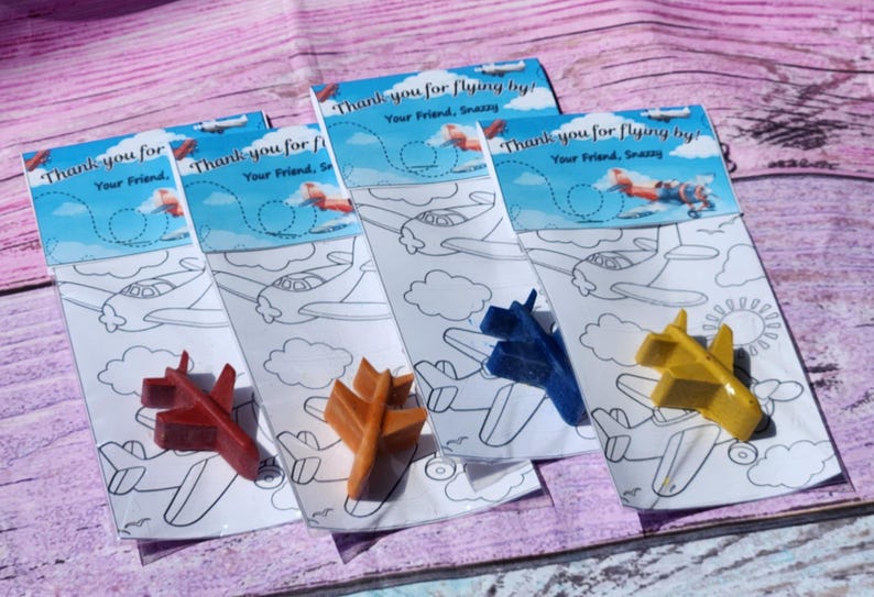 Puede incluir: Cuatro p&aacute;ginas para colorear con un avi&oacute;n y un mensaje de agradecimiento por volar. Cada p&aacute;gina incluye un peque&ntilde;o avi&oacute;n de pl&aacute;stico de un color diferente: rojo, naranja, azul y amarillo.